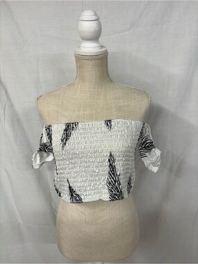 Off-The-Shoulder Crop Top White and Black Plant Design Festival Summer Vacation